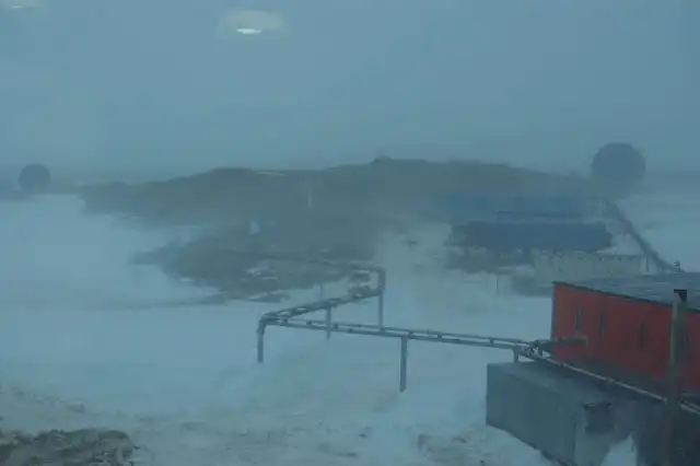 ブリザードに見舞われる昭和基地