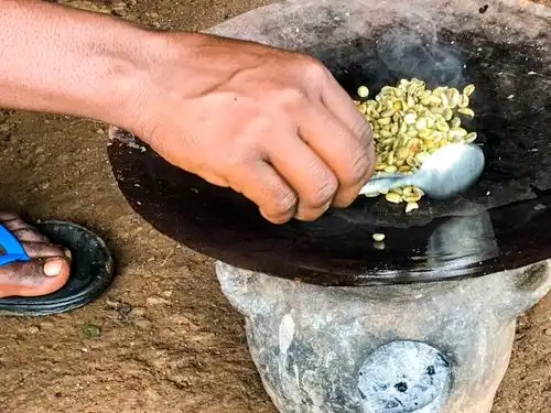 エチオピアの伝統的なコーヒー豆の焙煎