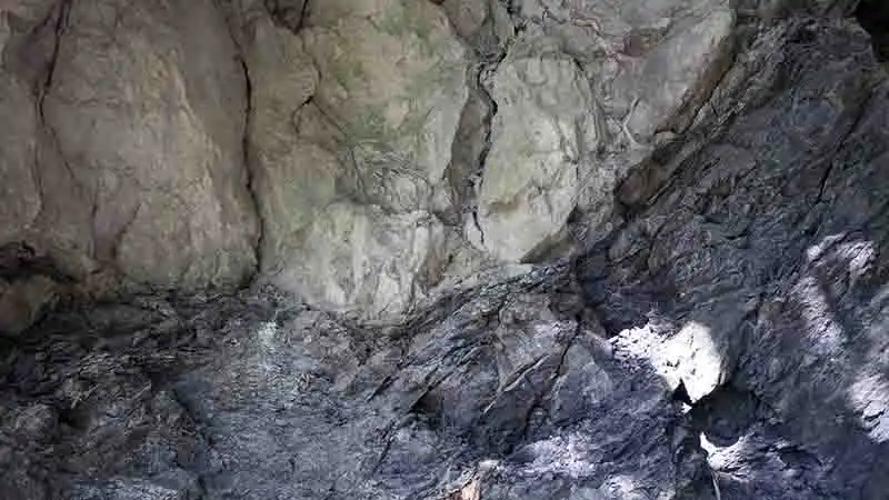 上：内帯、下：外帯（長篠露頭）